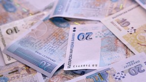От 1 януари 2017 г минималната работна заплата е 460