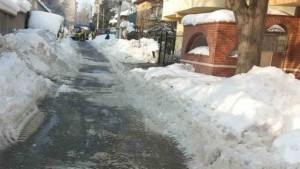 Почистват леда от основни квартални улици и около училищата