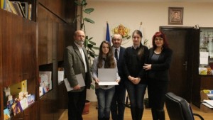 Областният управител връчи грамоти от БАН на ученички от МГ