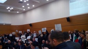 Иван Тотев защитава лично бюджет 2017 десетки издигнаха плакати в
