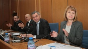 Остри реплики между ГЕРБ и БСП белязаха гласуването на бюджета