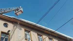 Пожарникари свалиха 300 кг сняг и лед от Съдебната палата
