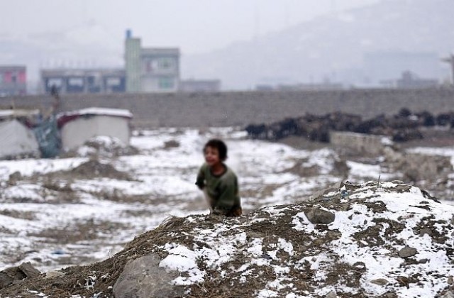 Десетки деца починаха от студ в Афганистан