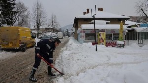Пожарникари отново помогнали на екип от ЦСМП за транспортирането на