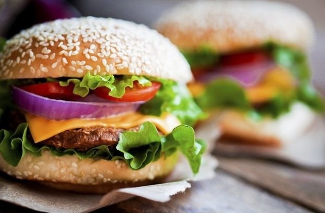 Ще спаси ли Европейският съюз вегетарианския бургер и наденичките на