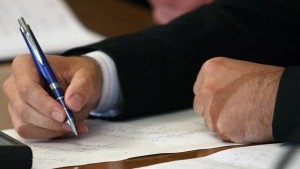 Бизнесът дава на съд минималната работна заплата