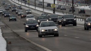 В една пътна лента се осъществява движението на главен път