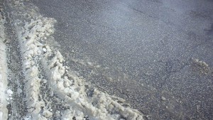 Пътищата са мокри на места заснежени и заледени 10 машини