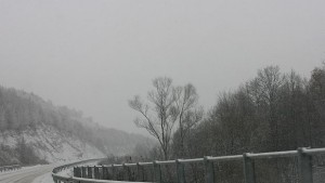 Опасност от падащи снежни буци на главния път СофияВарна