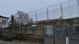 Укрепват подпорна стена на училищен двор в Сандански