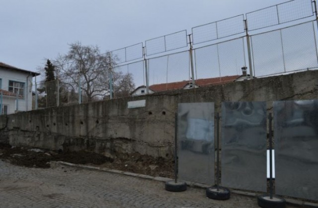 Укрепват подпорна стена на училищен двор в Сандански
