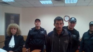 Обвинен в жестоко убийство станало преди 8 години се изправя