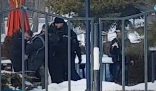 Охранители удряли младеж в центъра на София