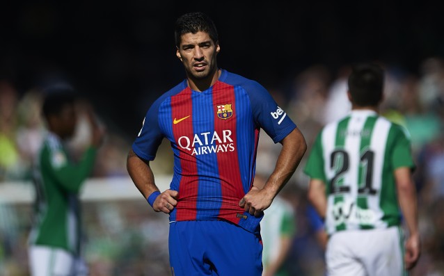 Футболистът на Барселона Луис Суарес ще претърпи операция на коляното