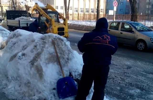 Продължава разчистването на габровските улици от сняг