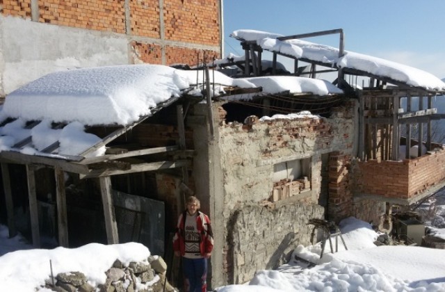 Пенсионер от Смолян живее без ток, вода и отопление (СНИМКИ)