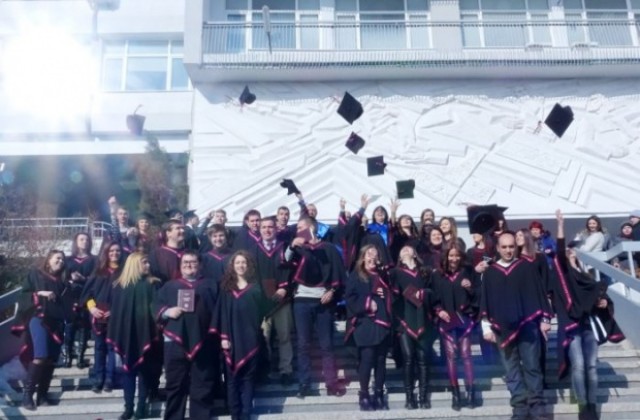 240 абсолвенти получиха дипломите си от Природо-математическия факултет на ЮЗУ
