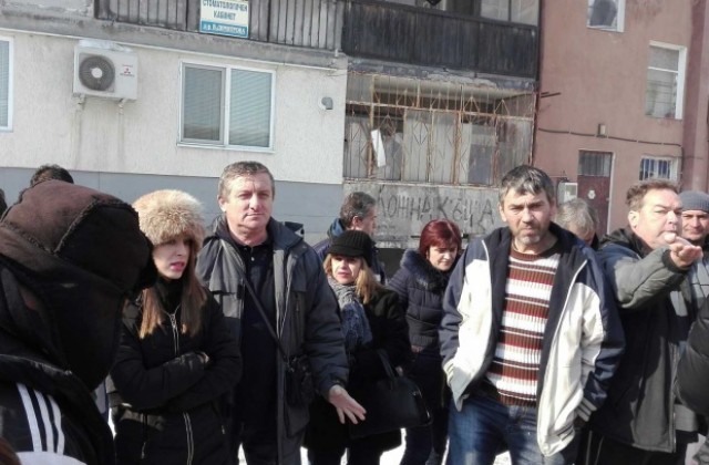 18 души протестираха пред ВиК Хасково