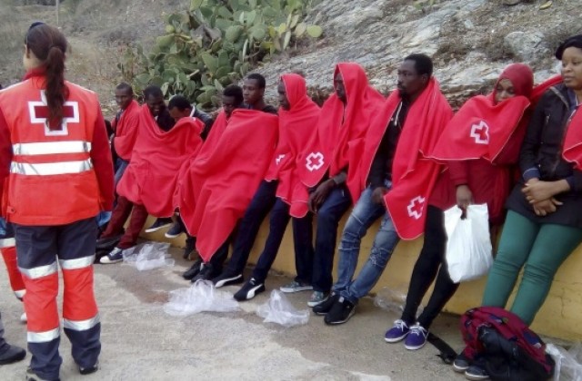Испанската морска спасителна служба спаси 49 мигранти от Африка