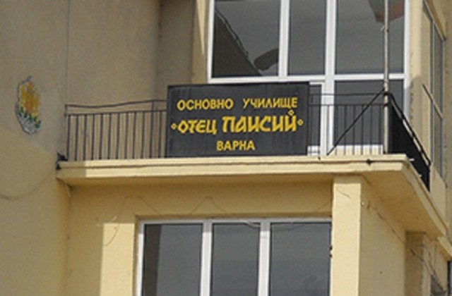 Училищен салон протече, здравните власти го затвориха