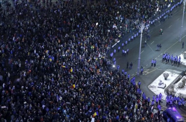 Десетки хиляди румънци протестираха в защита на борбата с корупцията (СНИМКИ)
