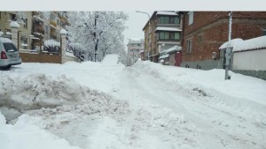 Хасково сняг училище снежни топки второкласник
