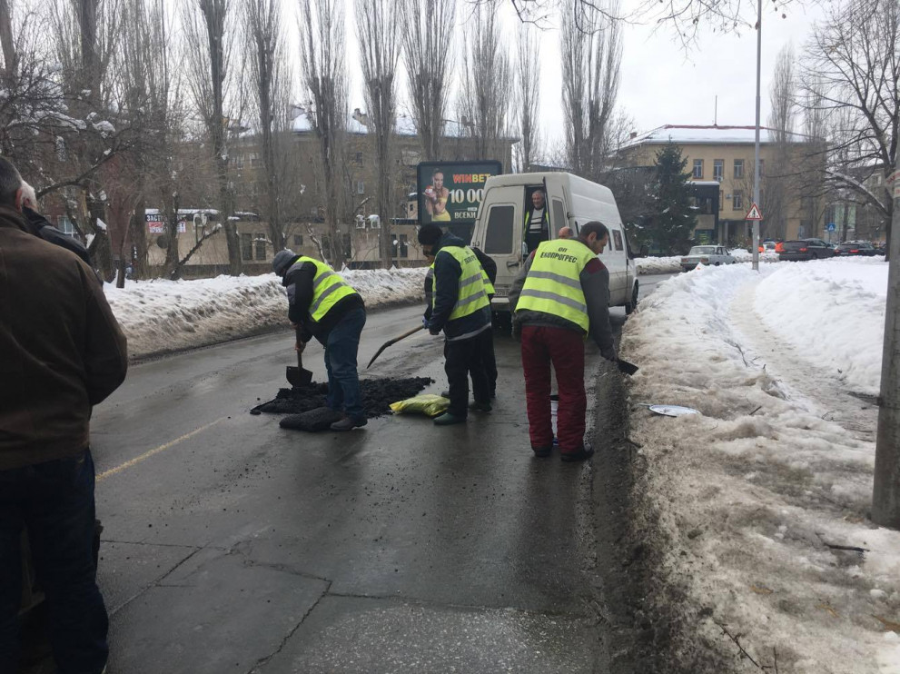 От община Хасково кърпят улиците след снега