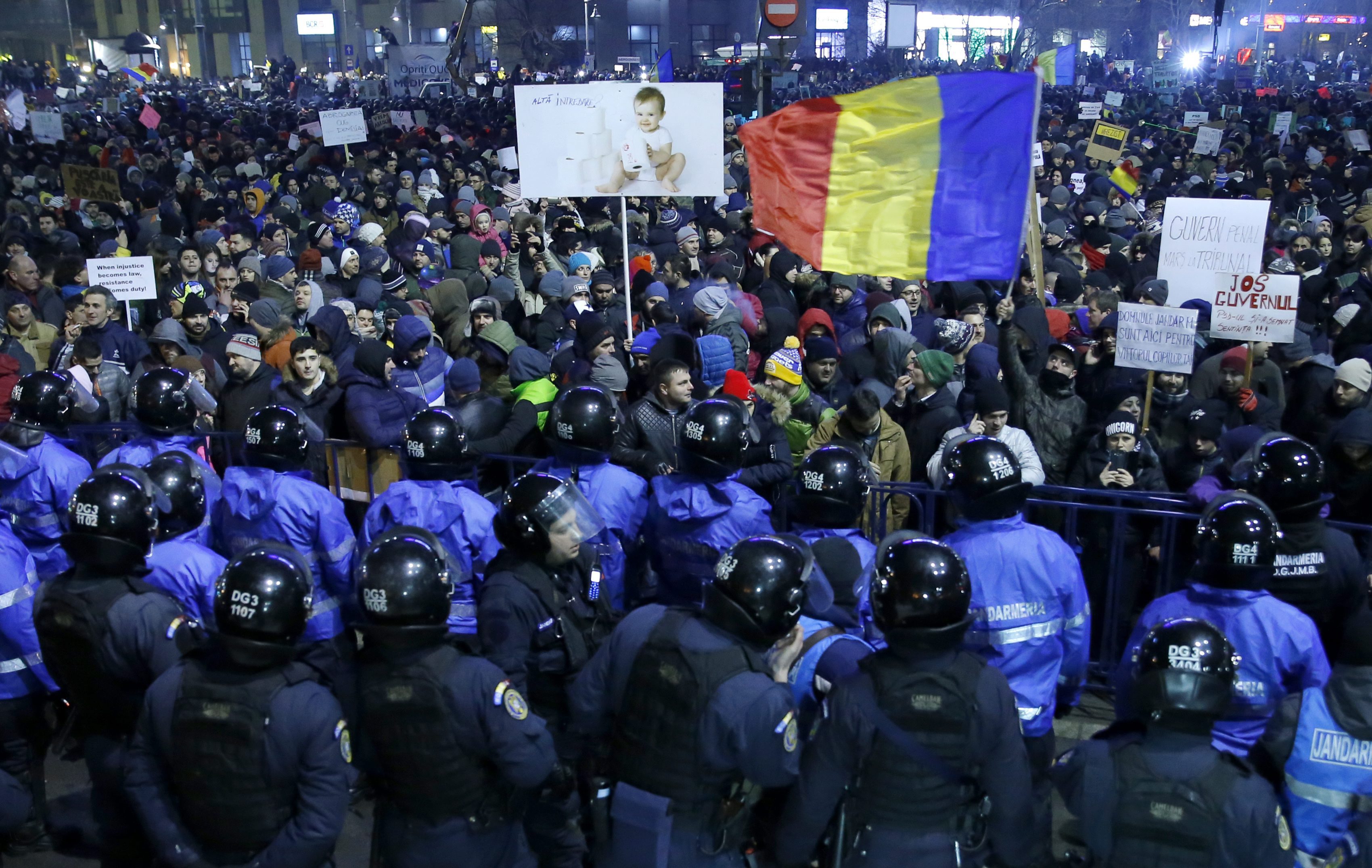 Протестиращите влязоха в свирепи сблъсъци с полицията в Букурещ в сряда вечерта, след ден на огромни, но мирни демонстрации срещу промени в наказателния кодекс, който ще смекчат антикорупционното законодателство в страната и ще позволят амнистиране на политиците в затвора