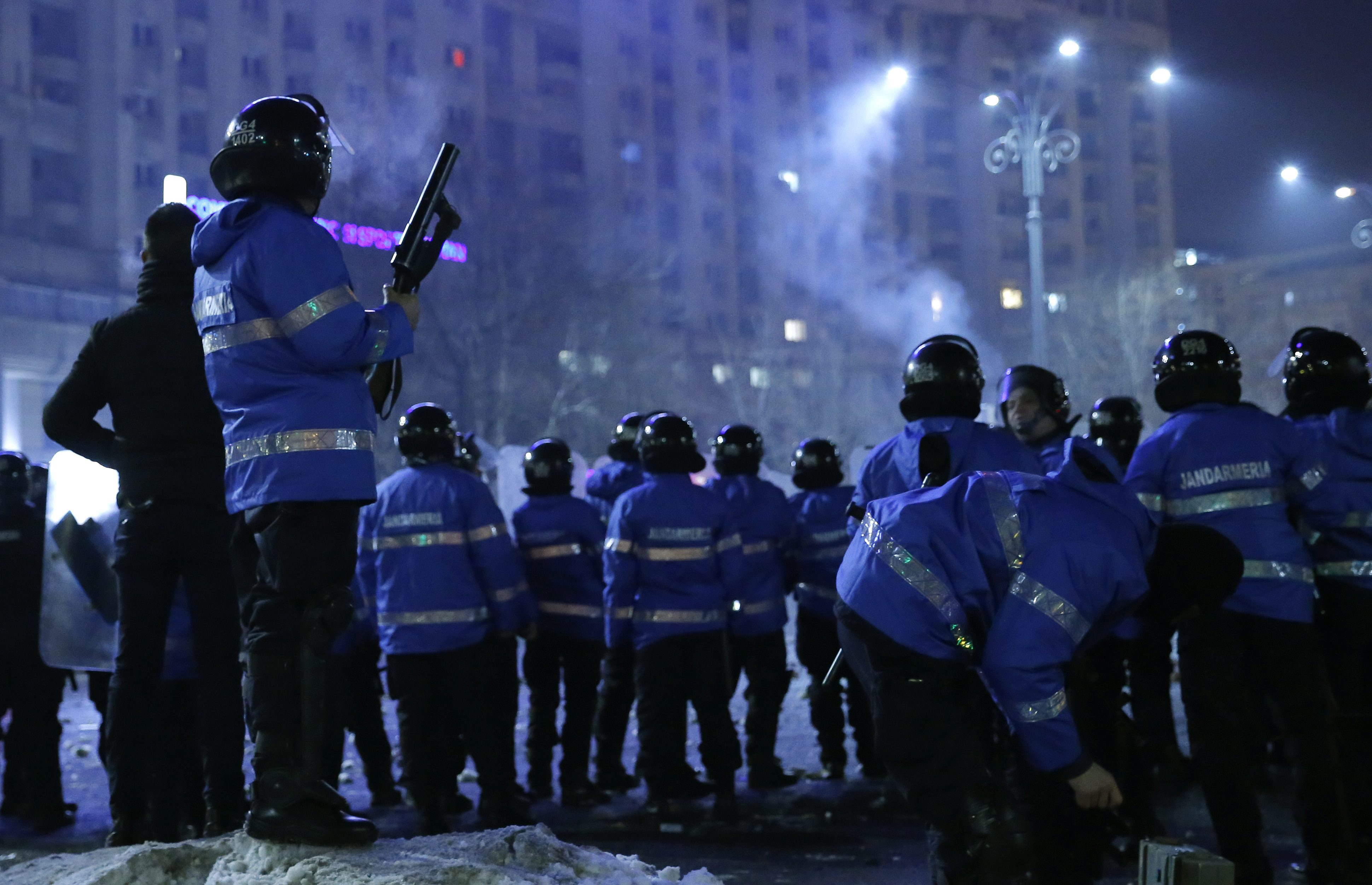 Протестиращите влязоха в свирепи сблъсъци с полицията в Букурещ в сряда вечерта, след ден на огромни, но мирни демонстрации срещу промени в наказателния кодекс, който ще смекчат антикорупционното законодателство в страната и ще позволят амнистиране на политиците в затвора