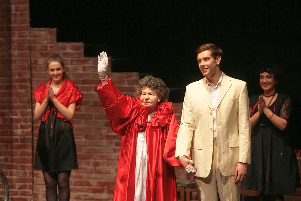 Актрисата признава, че мечтае „никога да не става нормална и да не напуска сцената“.