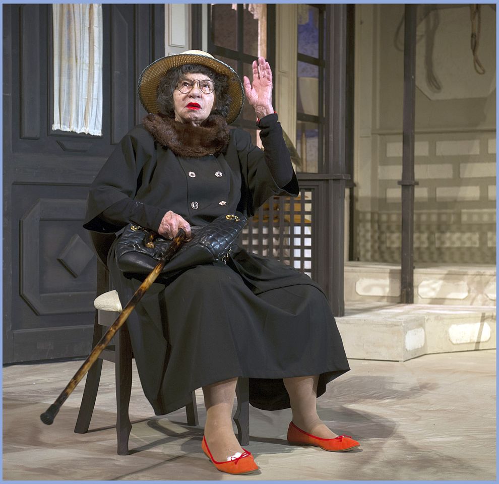 Тя влезе в ролята на Малу, която е събрала цялата си фамилия на своя 100-тен рожден ден.