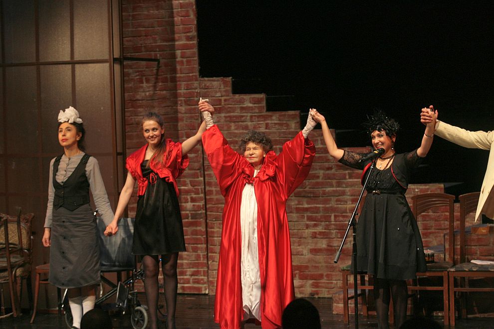 „Висше щастие изпитах само в деня, в който родих дъщеря си. Иначе щастлива съм само на сцената