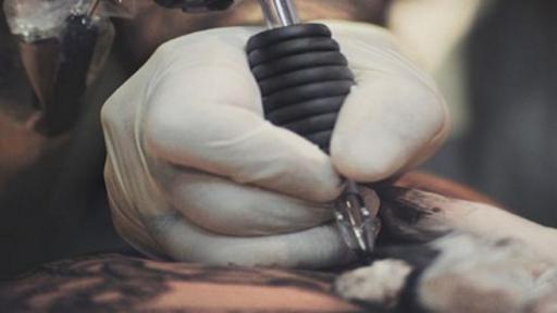  <p>Момичето, което <strong>татуира 90% от тялото си</strong></p> 