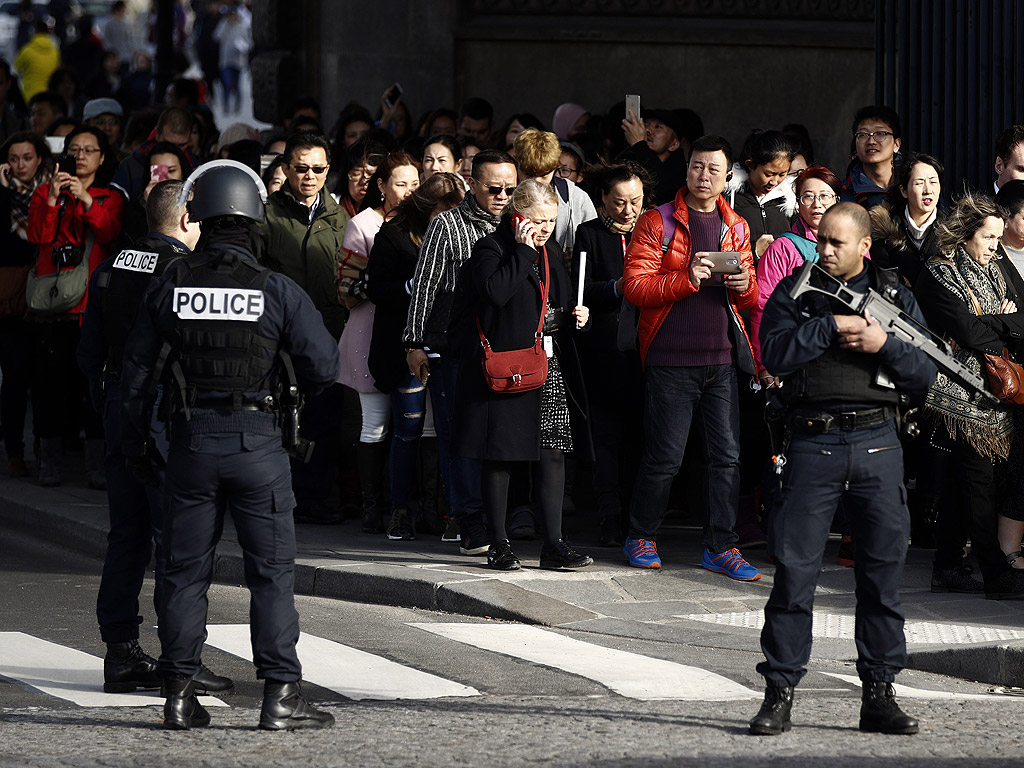 Френското министерство на вътрешните работи съобщи за „сериозен инцидент, свързан с обществената сигурност" в района на Лувъра