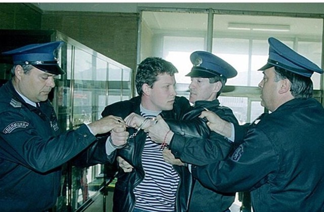 Полицаи озаптяват Йордан Петров след едно от заседанията по делото срещу него.