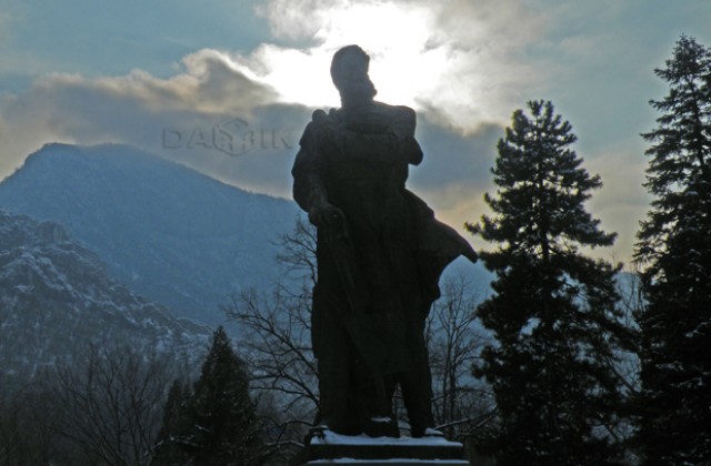 Паметник на Христо Ботев на централния площад