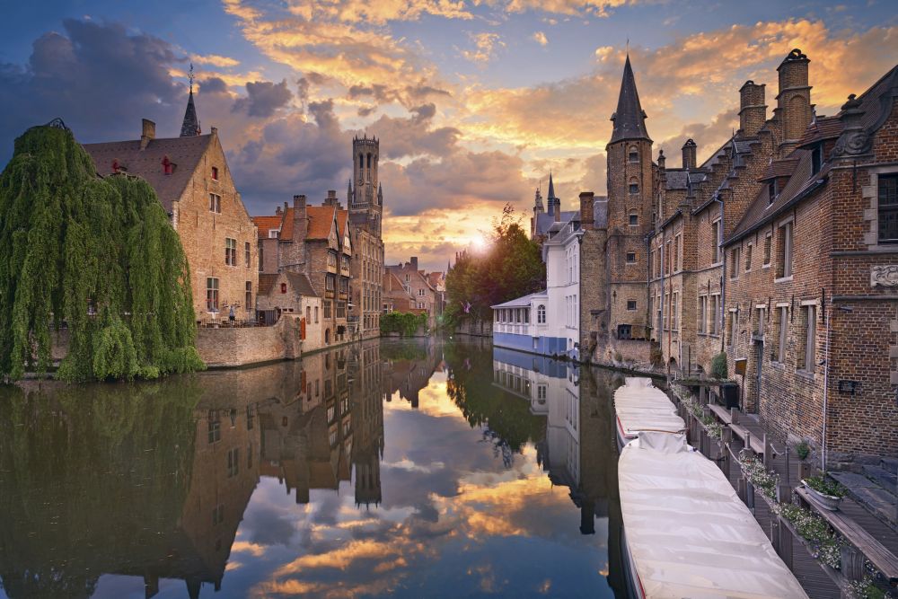 <strong>Брюж – най-романтичното градче в Белгия</strong><br>
<br>
Брюж е град приказка в джобен формат – укрепено средновековно селище, което на пръв поглед сякаш е замръзнало във времето. Каналите следват своя път през центъра, отразявайки островърхите фасади, кули и покриви на столетните сгради. В прегръдката на яйцевидния пръстен на старите градски стени е скътан добре подреден лабиринт от павирани улици, градинки, тихи площади, готически църкви и варосани в бяло странноприемници.