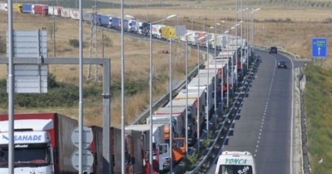 Над 6 километра е опашката от товарни автомобили на Граничния