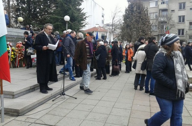 Много граждани също положиха венци и зветя пред Руския паметник