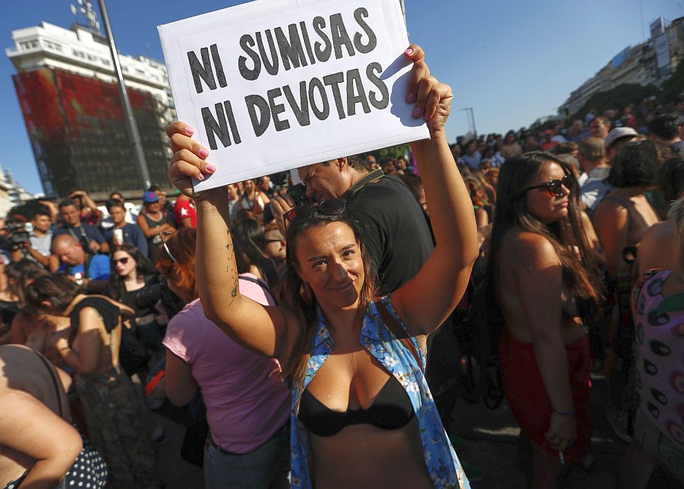 Полуголи аржентинки защитиха правото си да се пекат топлес на плажа