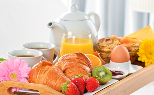 Правете си голяма закуска<br />
<br />
Често през уикендите имаме повече време, което да отделим за приготвянето на закуската и можем да си направим наистина страхотни здравословни ястия. Направете си бъркани яйца, хапнете и плодове или си направете домашни мъфини или палачинки. Ако започнете събота с обилна здравословна закуска, това ви гарантира един здравословен уикенд.