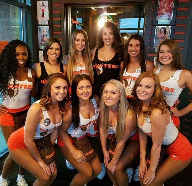 Момичетата на Hooters1