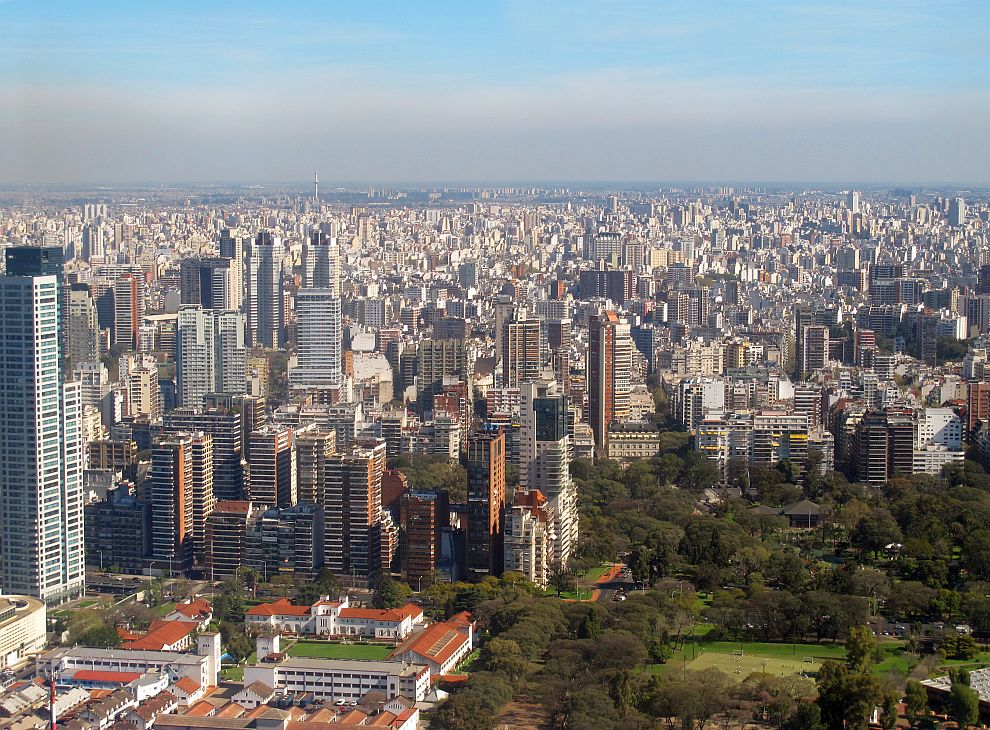 На трето място в хитпарада е поставена аржентинската столица Буенос Айрес, която се свързва със страстното танго.