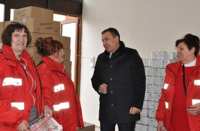 Кметът Николай Димитров посети БЧК в Несебър, за да се увери, че всичко за раздаването на храните е готово