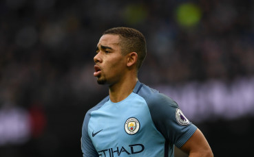 Звезда на Ман Сити учи свой фен на самба в супермаркет