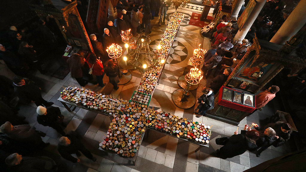 Ритуалът за освещаване на мед в катедралния храм "Въведение Богородично" в Благоевград. Бурканчетата, донесени за освещаване са подредени според утвърдилия се през годините обичай върху маси под формата на кръст със свещи върху всяко от тях. Свещите се запалват след празничната Света литургия и в центъра на храма засиява огромен огнен кръст.