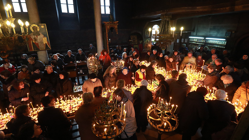 Ритуалът за освещаване на мед в катедралния храм "Въведение Богородично" в Благоевград. Бурканчетата, донесени за освещаване са подредени според утвърдилия се през годините обичай върху маси под формата на кръст със свещи върху всяко от тях. Свещите се запалват след празничната Света литургия и в центъра на храма засиява огромен огнен кръст.