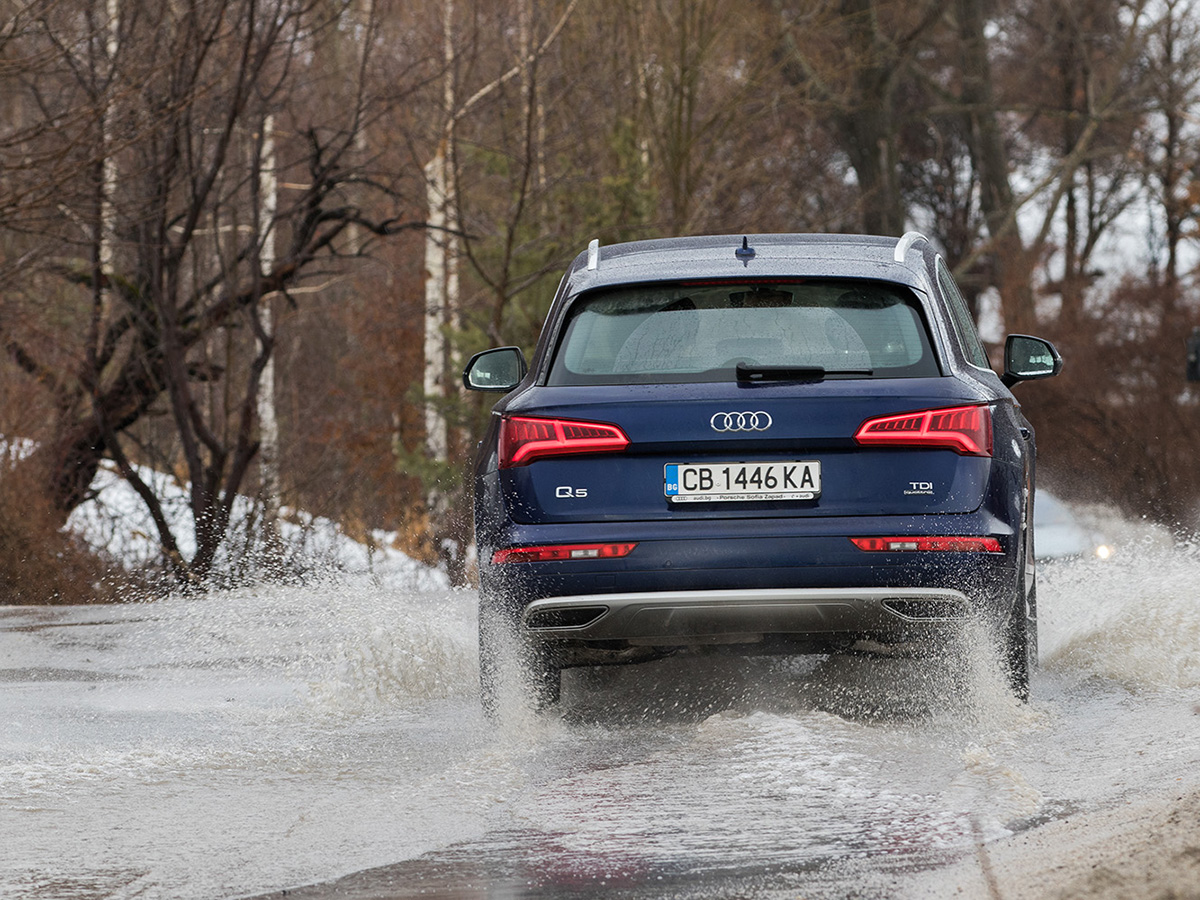 Audi Q5 е постигнал вътрешен баланс. Не е толкова огромен и крещящ като Q7, но предлага всичко най-добро от него, при това на по-ниска цена, с по-малко вътрешно пространство естествено, но вече и с въздушно окачване. И този прекрасен интериор.