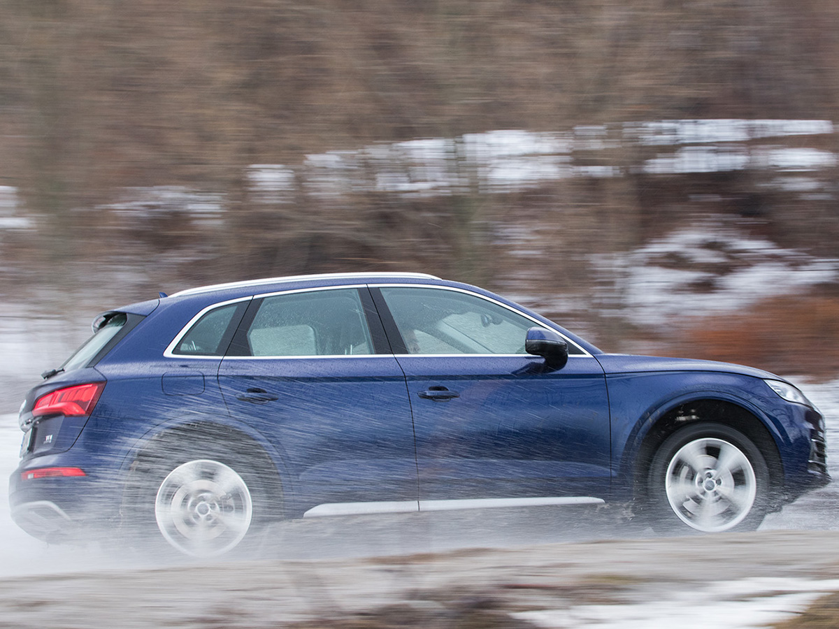 Audi Q5 е постигнал вътрешен баланс. Не е толкова огромен и крещящ като Q7, но предлага всичко най-добро от него, при това на по-ниска цена, с по-малко вътрешно пространство естествено, но вече и с въздушно окачване. И този прекрасен интериор.