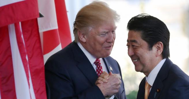 Японският премиер Шиндзо Абе и президентът на САЩ Доналд Тръмп